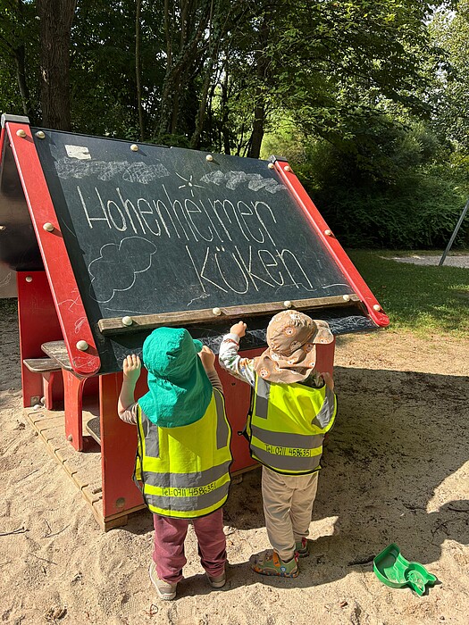 2 Kinder der Hohenheimer Küken e.V. auf einem Spielplatz in Birkach